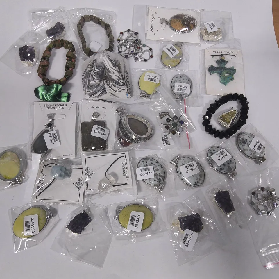 LOT OF APPROXIMATELY 30 ASSORTED FASHION JEWELLERY ITEMS TO INCLUDE BRACELETS, NECKLACE PENDANTS AND PYRAMID ORNAMENT