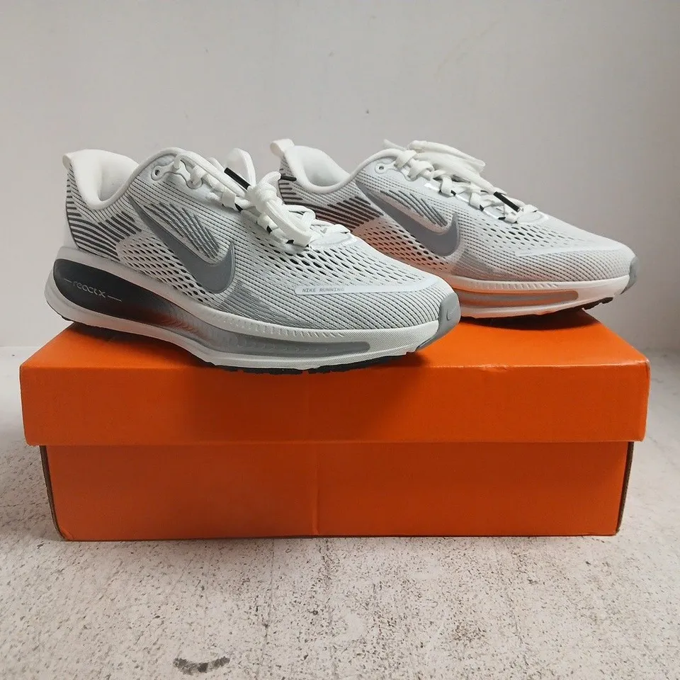 BOXED PAIR OF NIKE VOMERO 18 RR GS TRAINERS IN WHITE/GREY SIZE UK 6