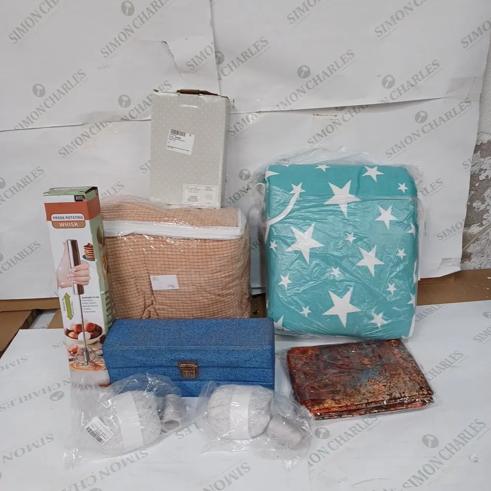 LOT TO CONTAIN APPROXIMATELY 25 ASSORTED HOMEWARE PRODUCTS, INCLUDES WHISK, BEDDING, TEXTILES ETC 