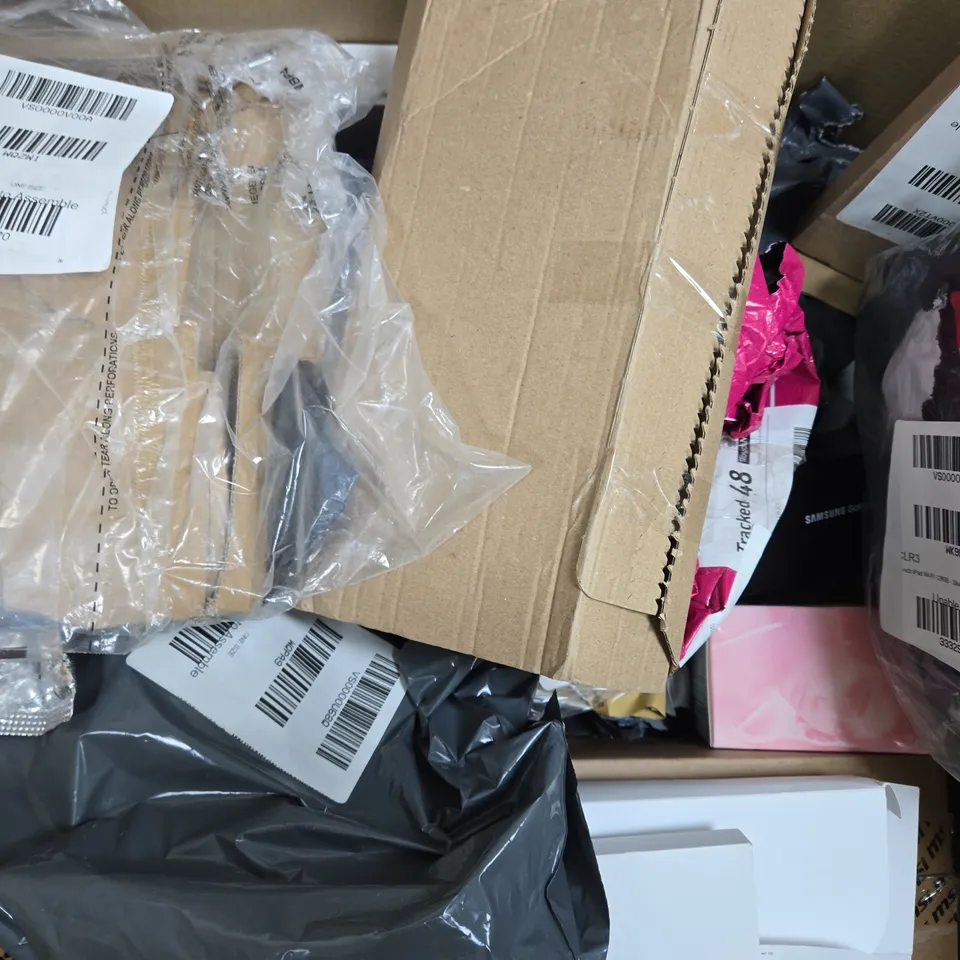 BOX OF APPROXIMATELY 10 ASSORTED HOUSEHOLD ITEMS TO INCLUDE THAT'S NOT MY TEDDY, ETC - COLLECTION ONLY