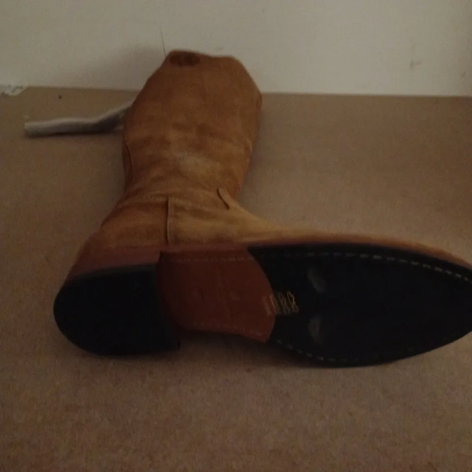 UNBOXED PAIR OF FAIRFAX & FAVOR BOOTS IN TAN - 41