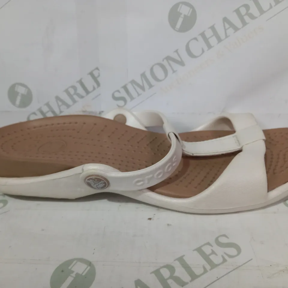 PAIR OF CROCS OPEN TOE SANDALS IN WHITE SIZE 9