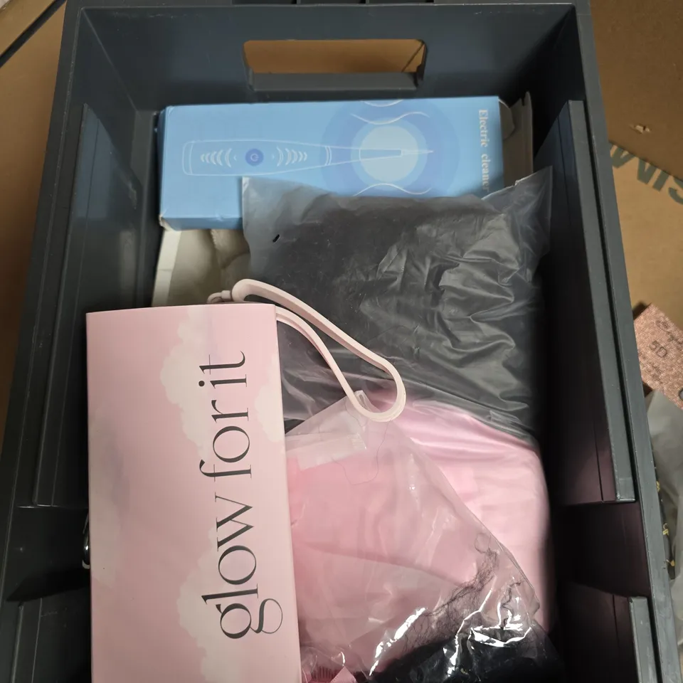 APPROXIMATELY 15 ASSORTED HEALTH & BEAUTY PRODUCTS TO INCLUDE MINI HAIR STRAIGHTENER, 5D LASH EXTENSIONS, WIG CAP ETC - COLLECTION ONLY