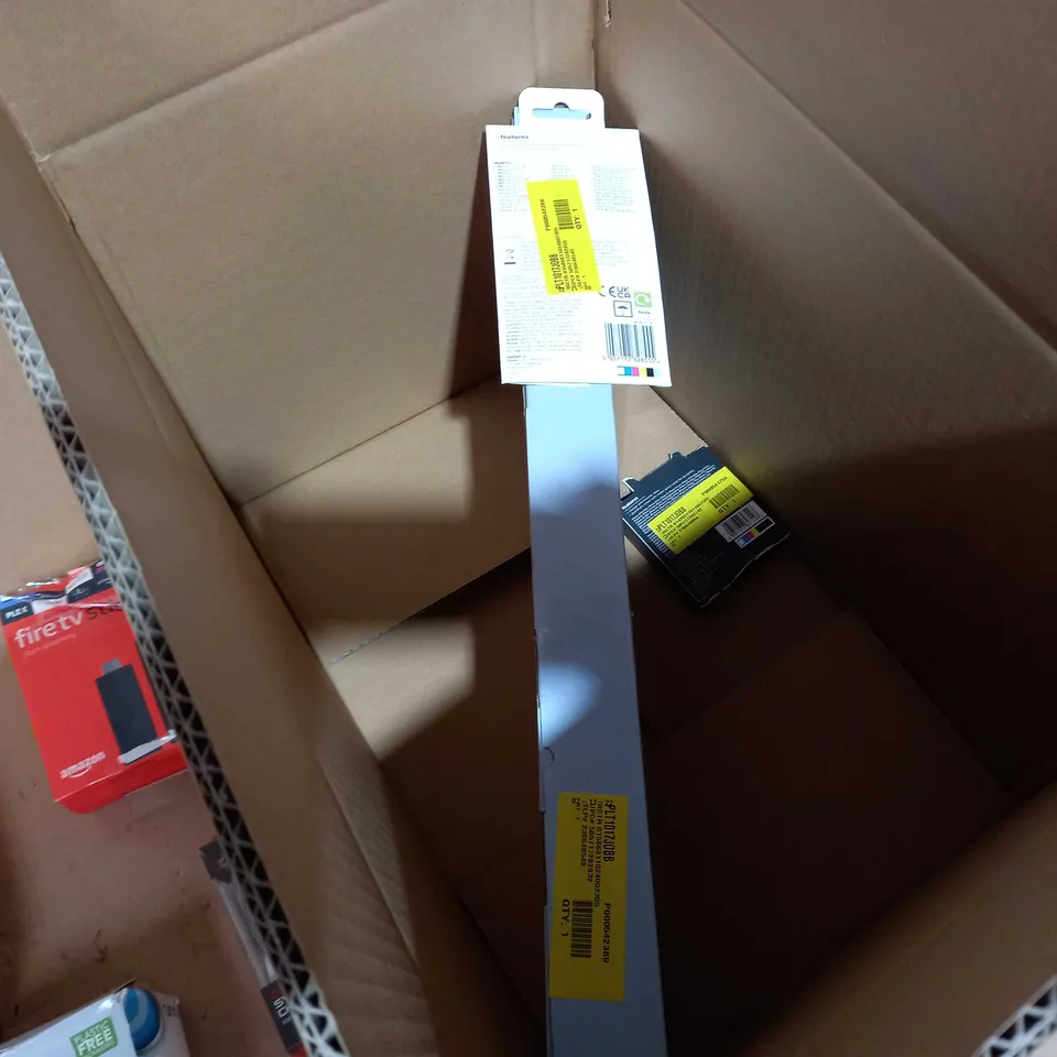 BOX OF APPROX 7 ASSORTED ELECTRICAL ITEMS TO INCLUDE: AERIAL, HEADPHONES, FIRE TV STICK