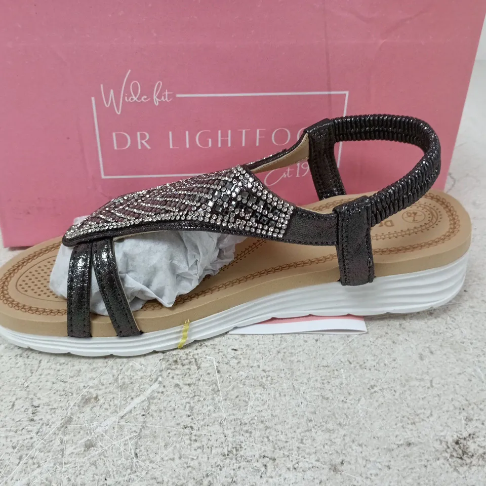 BOXED PAIR OF DR LIGHTFOOT PEWTER SHIM SANDALS - SIZE 7