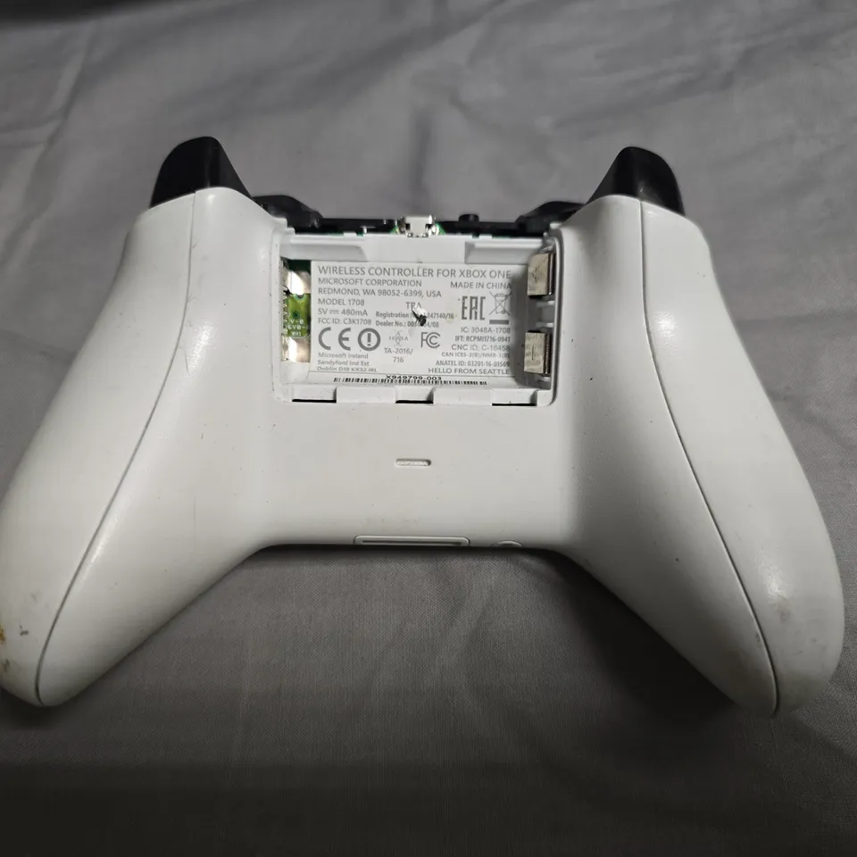 MICROSOFT XBOX ONE WIRELESS CONTROLLER IN WHITE 1708