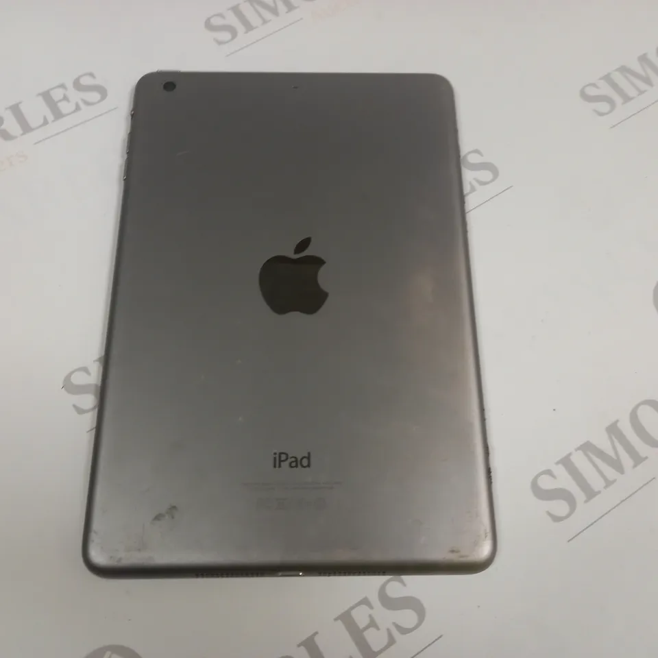 UNBOXED APPLE IPAD TABLET IN SILVER - A1489
