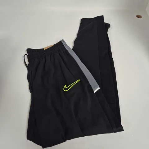 NIKE BLACK TRACK PANTS SIZE M