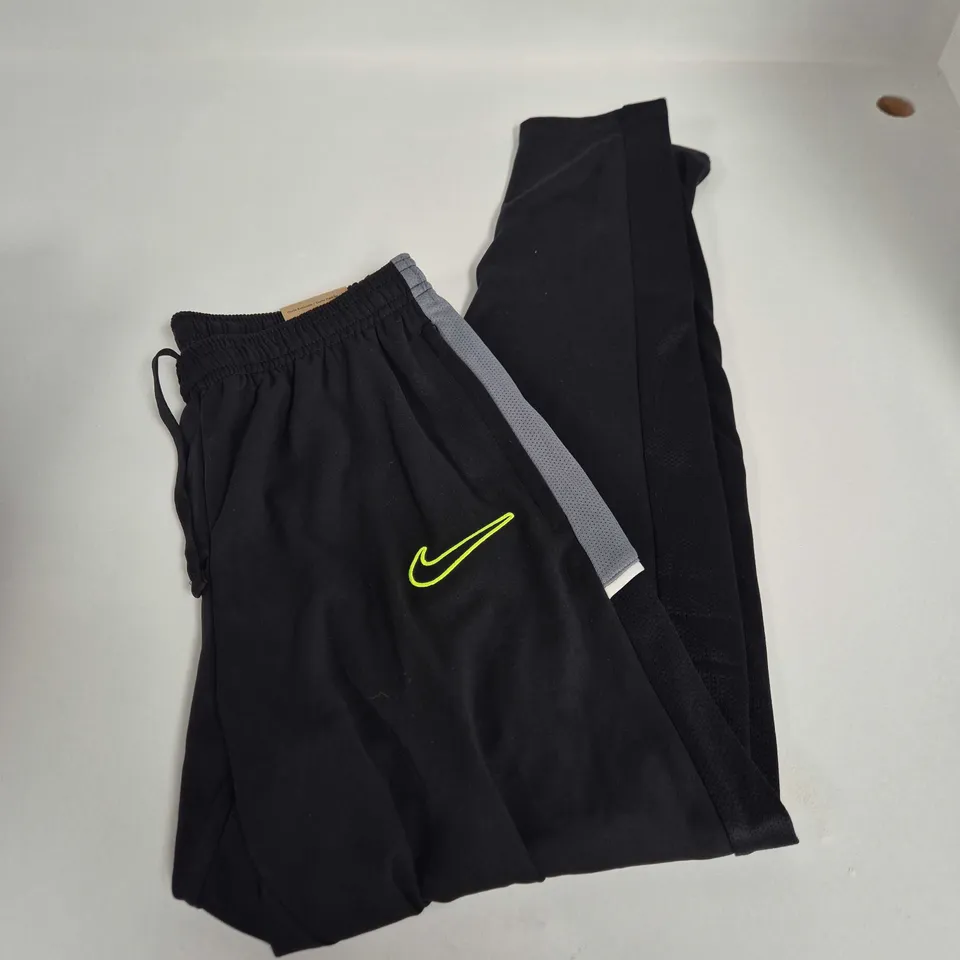 NIKE BLACK TRACK PANTS SIZE M