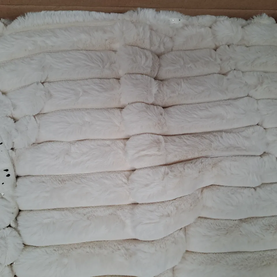 BOXED JULIEN MACDONALD REVERSIBLE FAUX FUR THROW IN WHITE