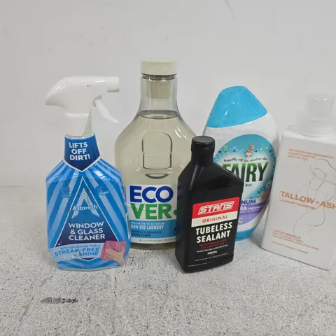 APPROXIMATELY 12 ASSORTED HOUSEHOLD LIQUID PRODUCTS TO INCLUDE WINDOW & GLASS CLEANER, TUBELESS SEALANT, FAIRY NON BIO PLATINUM, ETC - COLLECTION ONLY