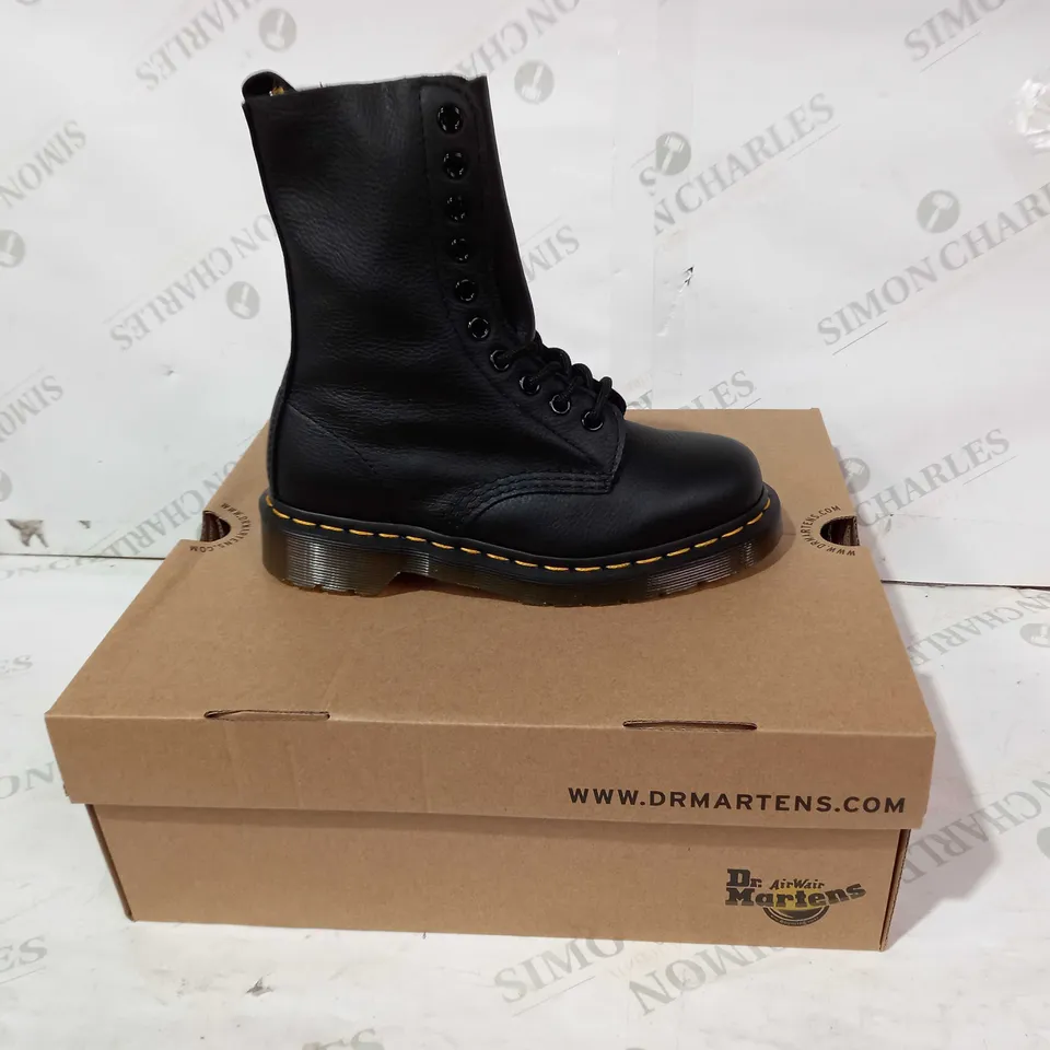 BOXED PAIR OF DR MARTENS VIRGINIA BOOTS IN BLACK UK SIZE 3