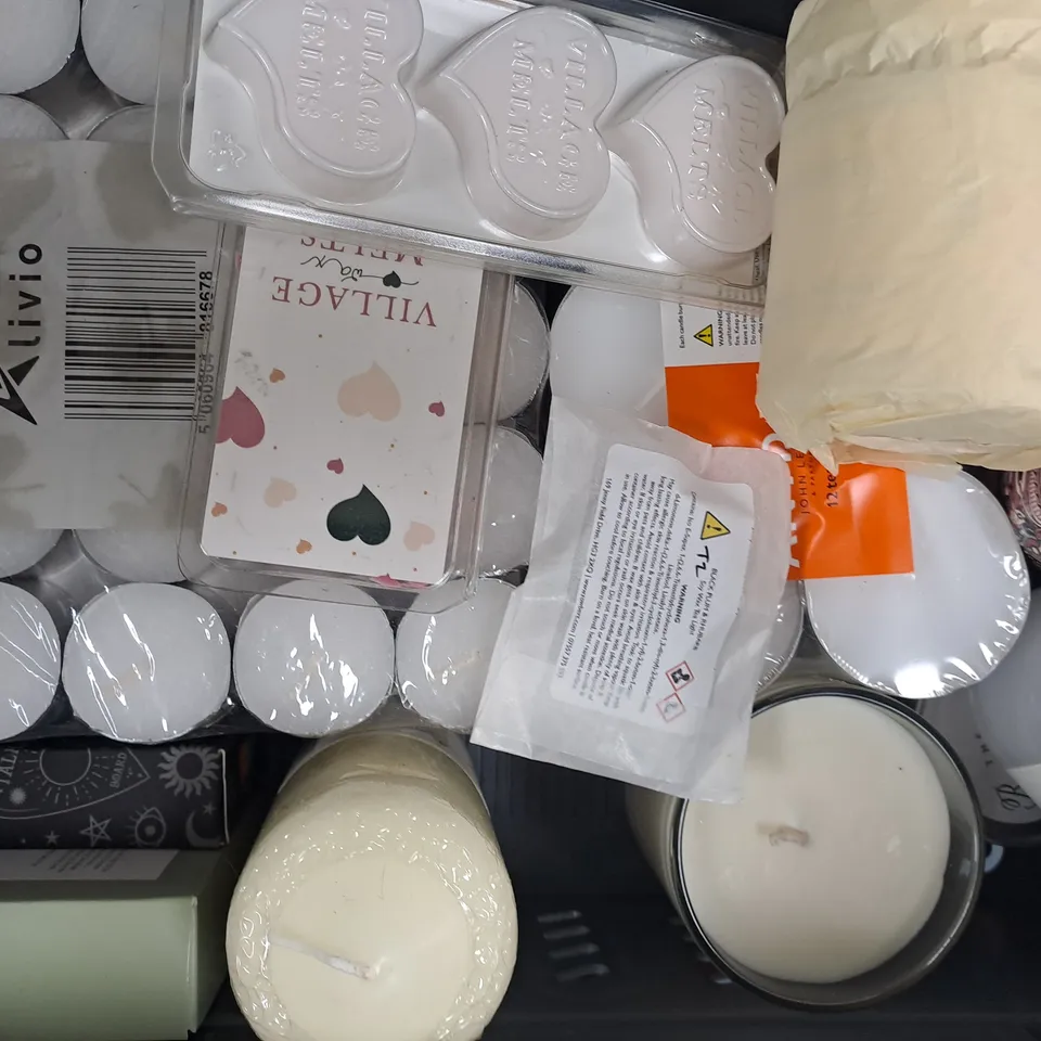 APPROXIMATELY 20 ASSORTED HOUSEHOLD ITEMS TO INCLUDE SCENTED CANDLES, TEALIGHTS, ETC