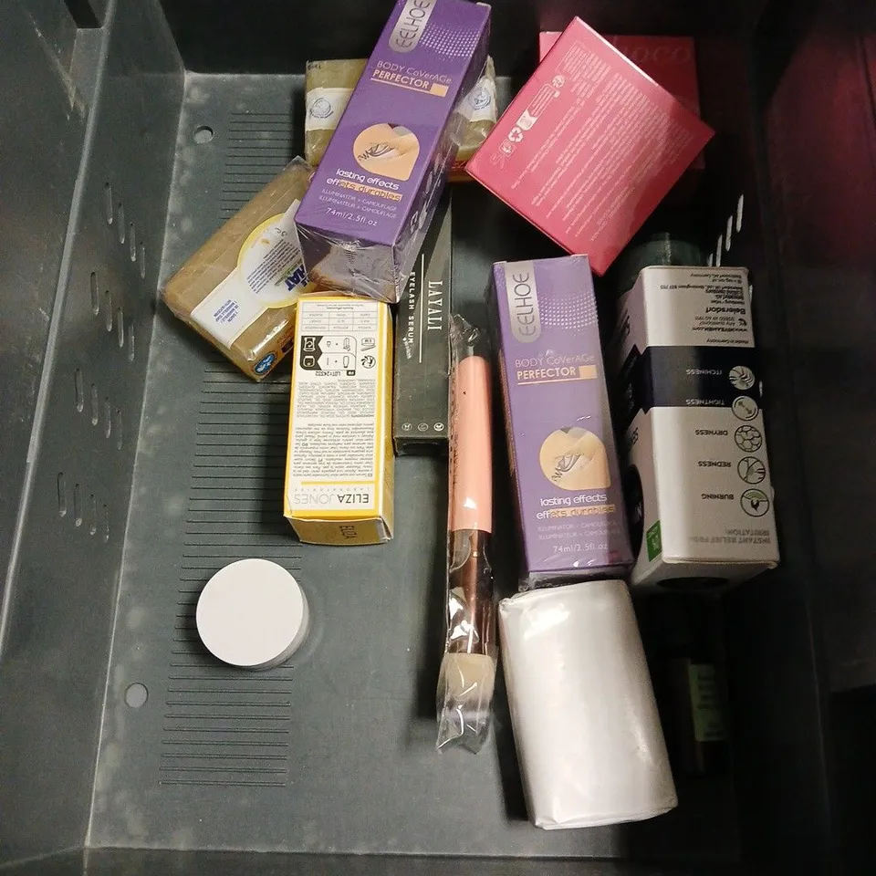 APPROXIMATELY 20 ASSORTED HEALTH & BEAUTY PRODUCTS TO INCLUDE ELF HD POWDER, AKT DEODORANT BALM, BONDI SANDS GRADUAL TANNING LOTION, ETC