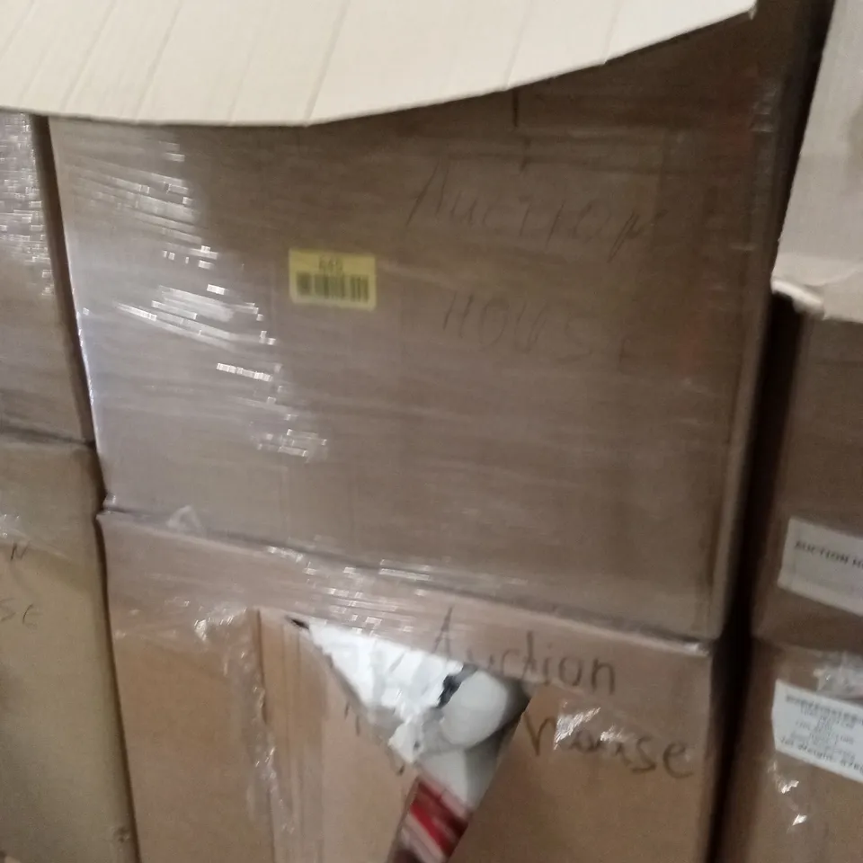 PALLET CONTAINING A LARGE QUANTITY OF CUSHIONS AND BEDDING PRODUCTS
