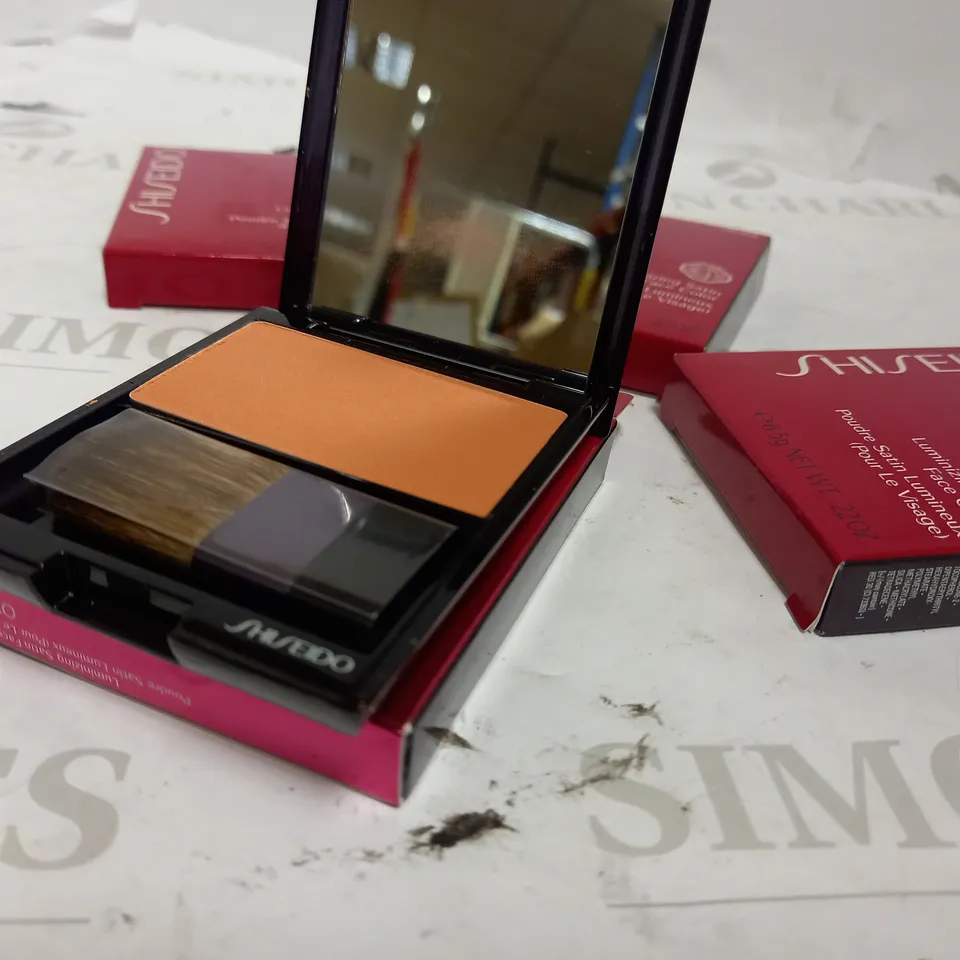 BOXED LOT OF APPROX 4 SHISEIDO LUMINAIZING SATIN FACE COLOUR