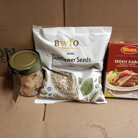 APPROXIMATELY 12 ASSORTED FOOD AND DRINKS ITEMS TO INCLUDE - BURFORDS CRYSTALLISED GINGER, ORGANIC SUNFLOWER SEEDS, KEBAB SEASONING MIX ETC 