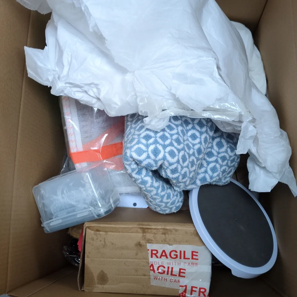 BOX OF APPROXIMATELY 20 ASSORTED ITEMS TO INCLUDE TEA TOWELS, CUSHION, SKY BOX, SPONTEX SET OF 4 ETC
