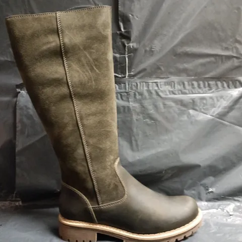 BOXED PAIR OF CELTIC & CO WATERPROOF SHEEP LINED TALL BOOTS IN OLIVE SIZE EU 37