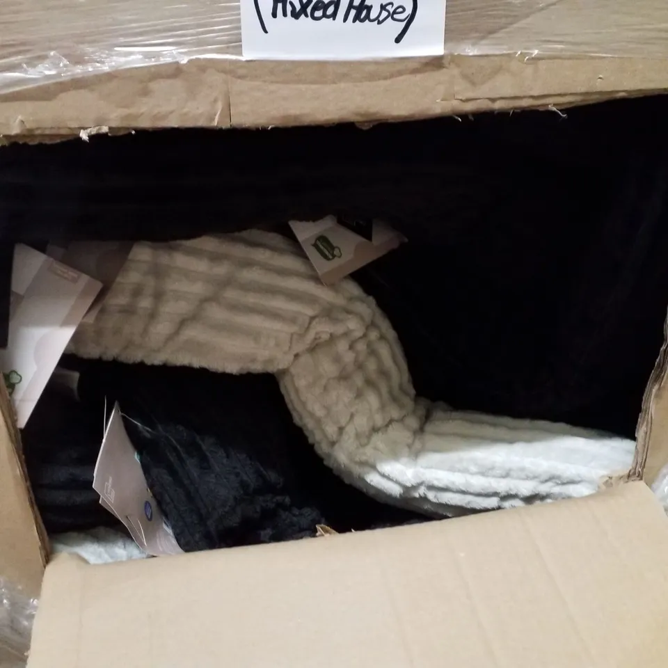 PALLET OF 2 BOXES CONTAINING ASSORTED PILLOWS & CUSHIONS INCLUDING DRAUGHT EXCLUDERS & BACKREST PILLOWS