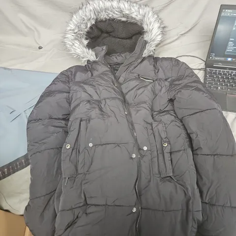 SUPPLY & DEMAND MEN'S PUFFER JACKET WITH FUR HOOD – UK SIZE L – BLACK