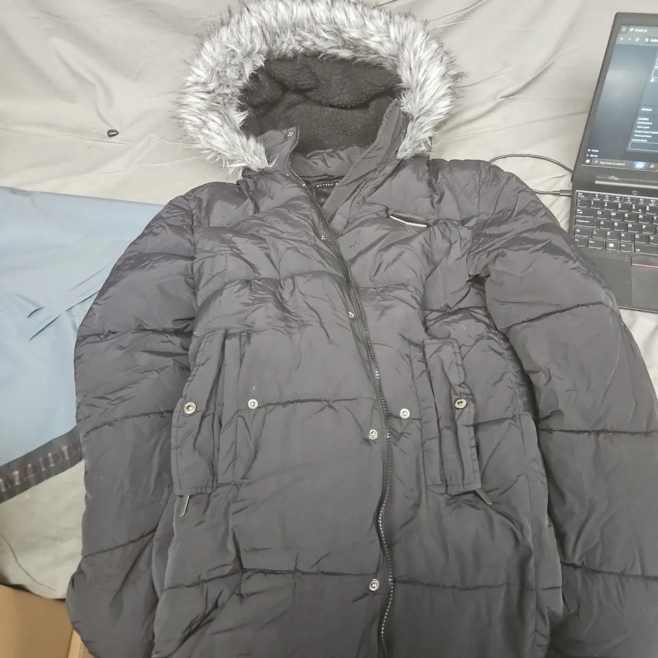 SUPPLY & DEMAND MEN'S PUFFER JACKET WITH FUR HOOD – UK SIZE L – BLACK