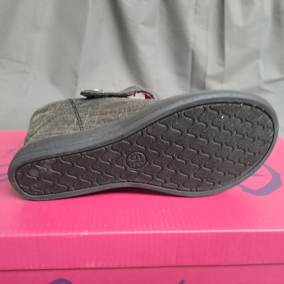 BOX OF APPROXIMATELY 10 PAIRS OF BLACK GUPPY LOVE WEDGE SHOES IN VARIOUS SIZES 
