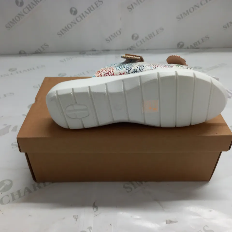 BOXED CUSHION-WALK GLITTER SANDALS SIZE 4