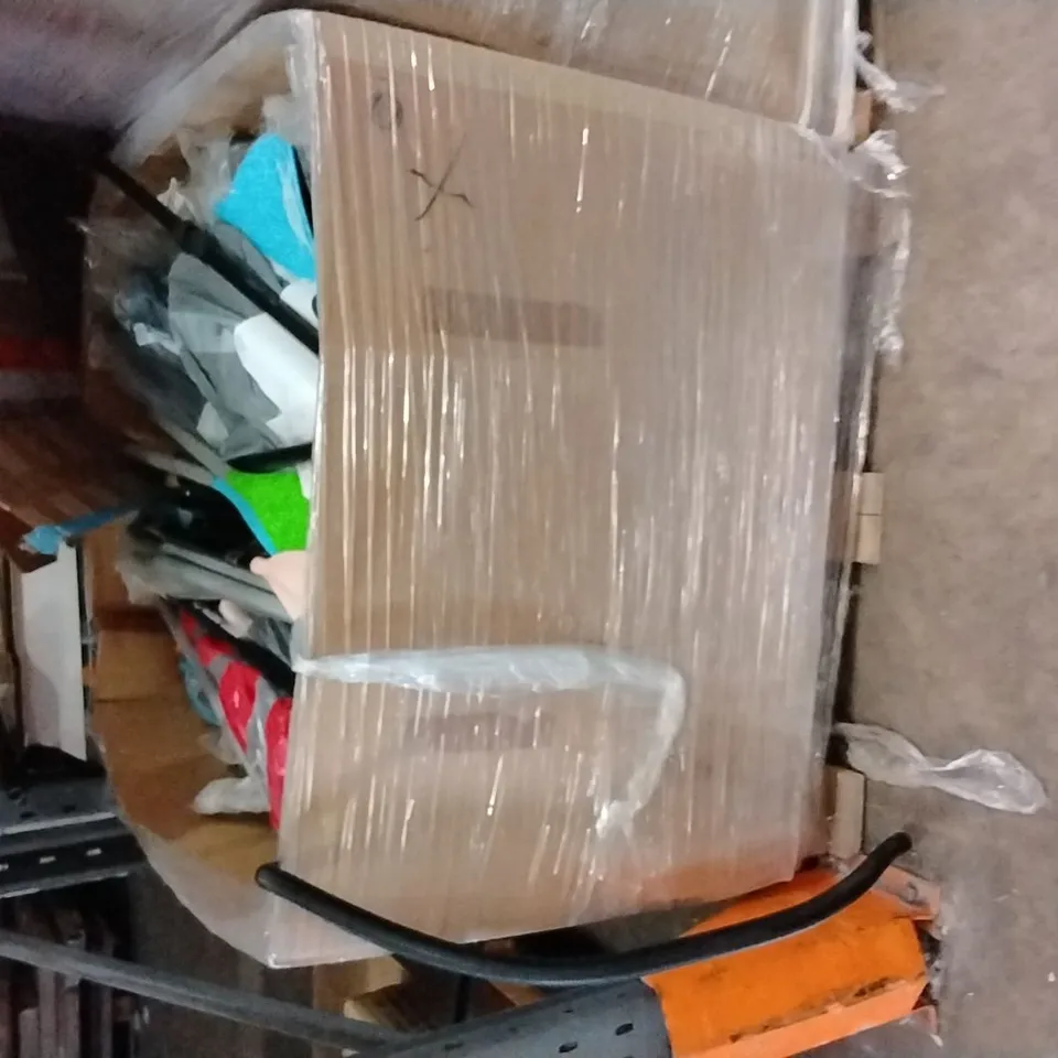PALLET CONTAINING A LARGE QUANTITY OF KAYAK PADDLES