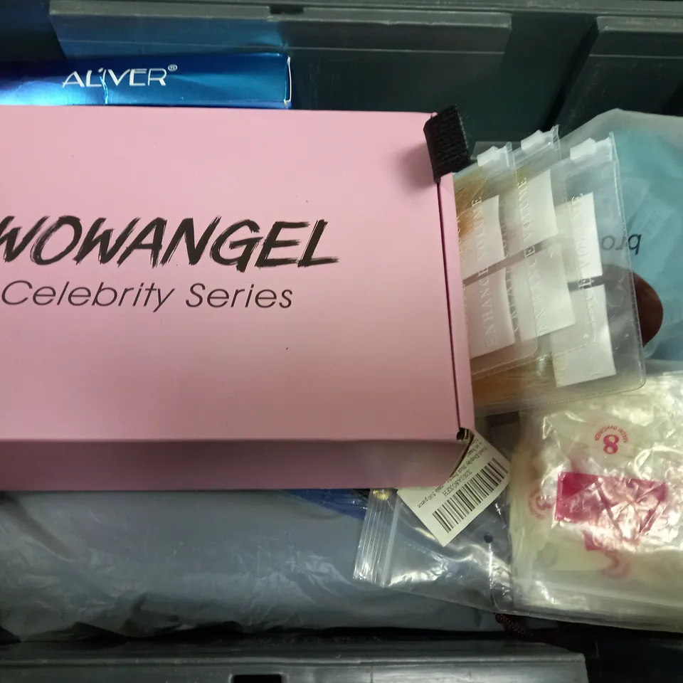 BOX OF APPROX 20 ASSORTED HEALTH AND BEAUTY ITEMS TO INCLUDE - MEGAFILE NYK 1 FILE - DENMAN THE LONG STYLER - FEATHER FLAMINGOS SHAVERS ECT 