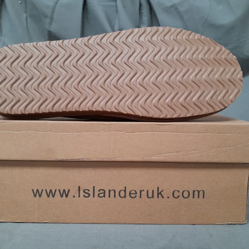 BOXED PAIR OF ISLANDER SLIPPERS IN TAN UK SIZE 11-12