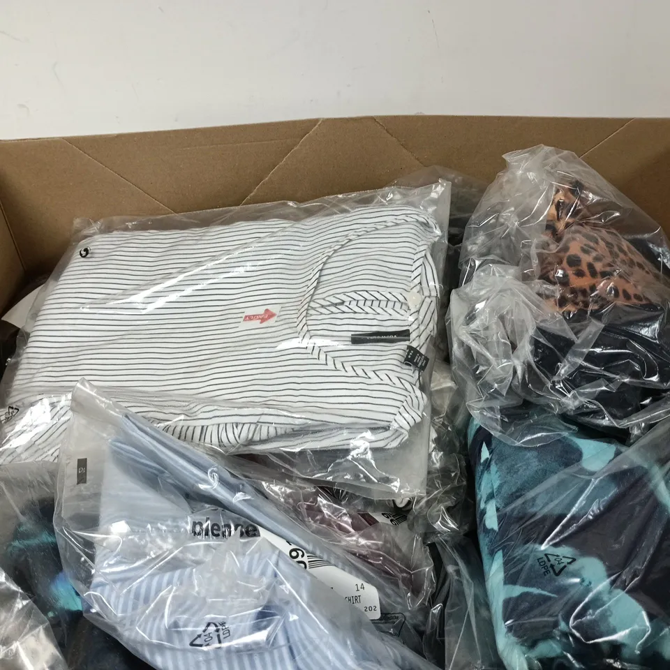 BOX OF APPROXIMATELY 18 ASSORTED CLOTHING ITEMS OF VARIOUS STYLES AND SIZES TO INCLUDE STRIPED SHIRT, STRIPED DRESS, BLACK SWIMSUIT ETC