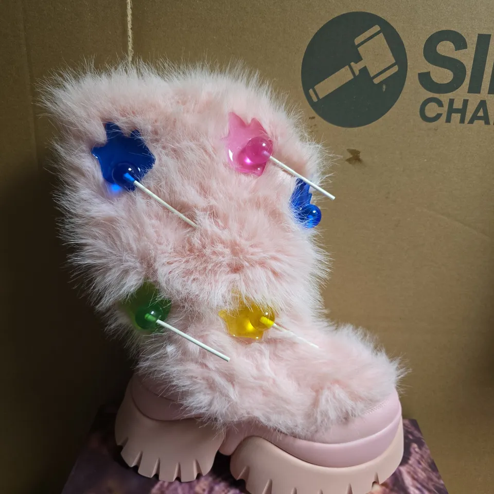 BOXED PAIR OF KOI HAIRY LOLLIPOP SNOW BOOTS - UK SIZE 5