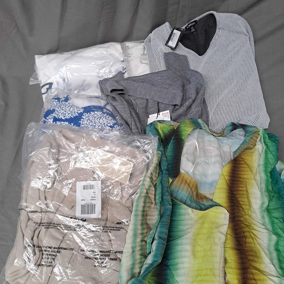 BOX OF APPROXIMATELY 25 ASSORTED CLOTHING ITEMS TO INCLUDE - TOPS, SHORTS, SWIMWEAR ETC