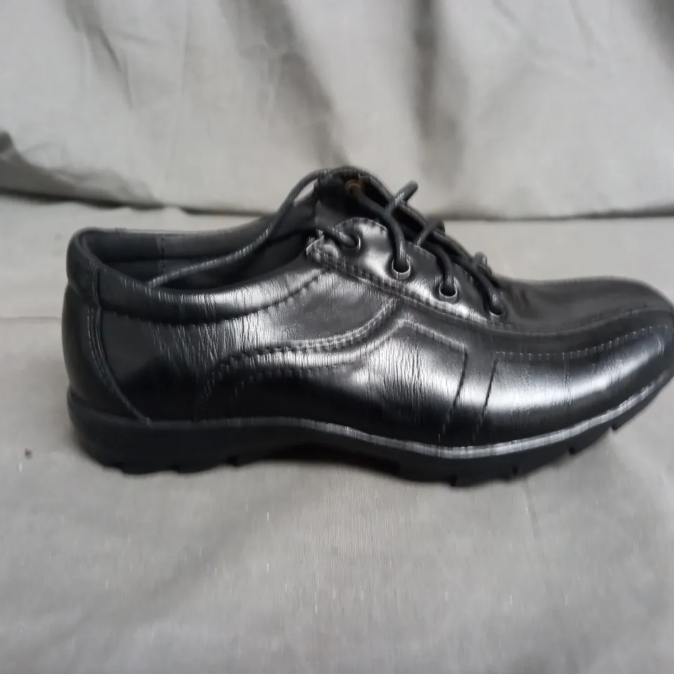 BOX OF APPROXIMATELY 10 PAIRS OF LAND COMMANDER BLACK LEATHER SHOES IN VARIOUS SIZES