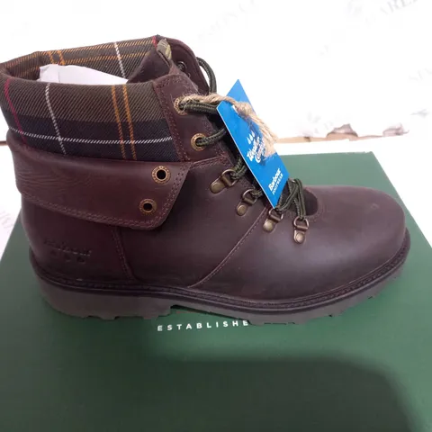 BOXED PAIR OF BARBOUR BURNE LACE UP LAETHER HIKER BOOTS SIZE 7 (BROWN)