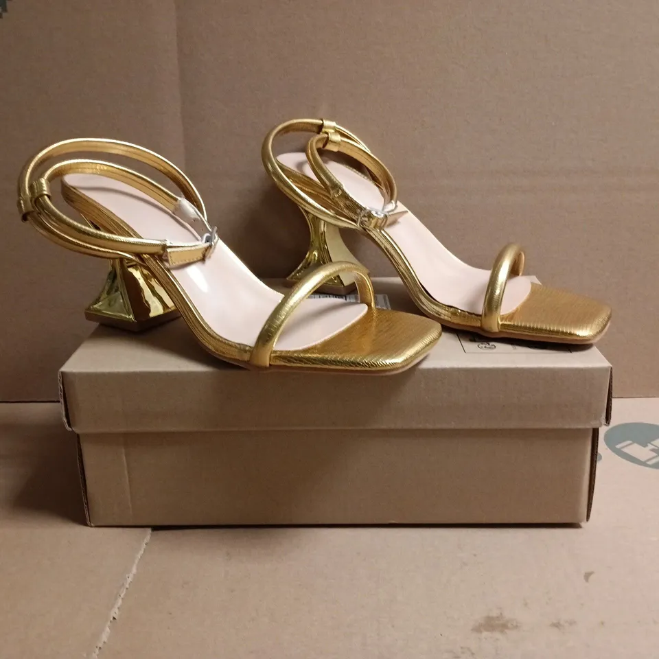 BOXED PAIR OF UNBRANDED OPEN TOE BLOCK HEEL SANDALS IN GOLD SIZE EU 36