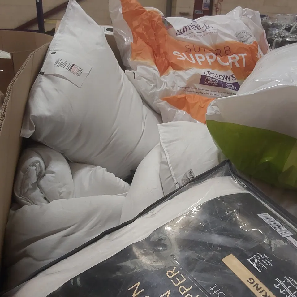 PALLET CONTAINING A LARGE QUANTITY OF ASSORTED BEDDING PRODUCTS