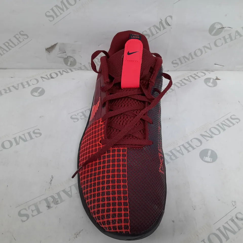 BOXED PAIR OF NIKE REACT METCON TRAINERS IN MAROON/ORANGE - UK 11.5