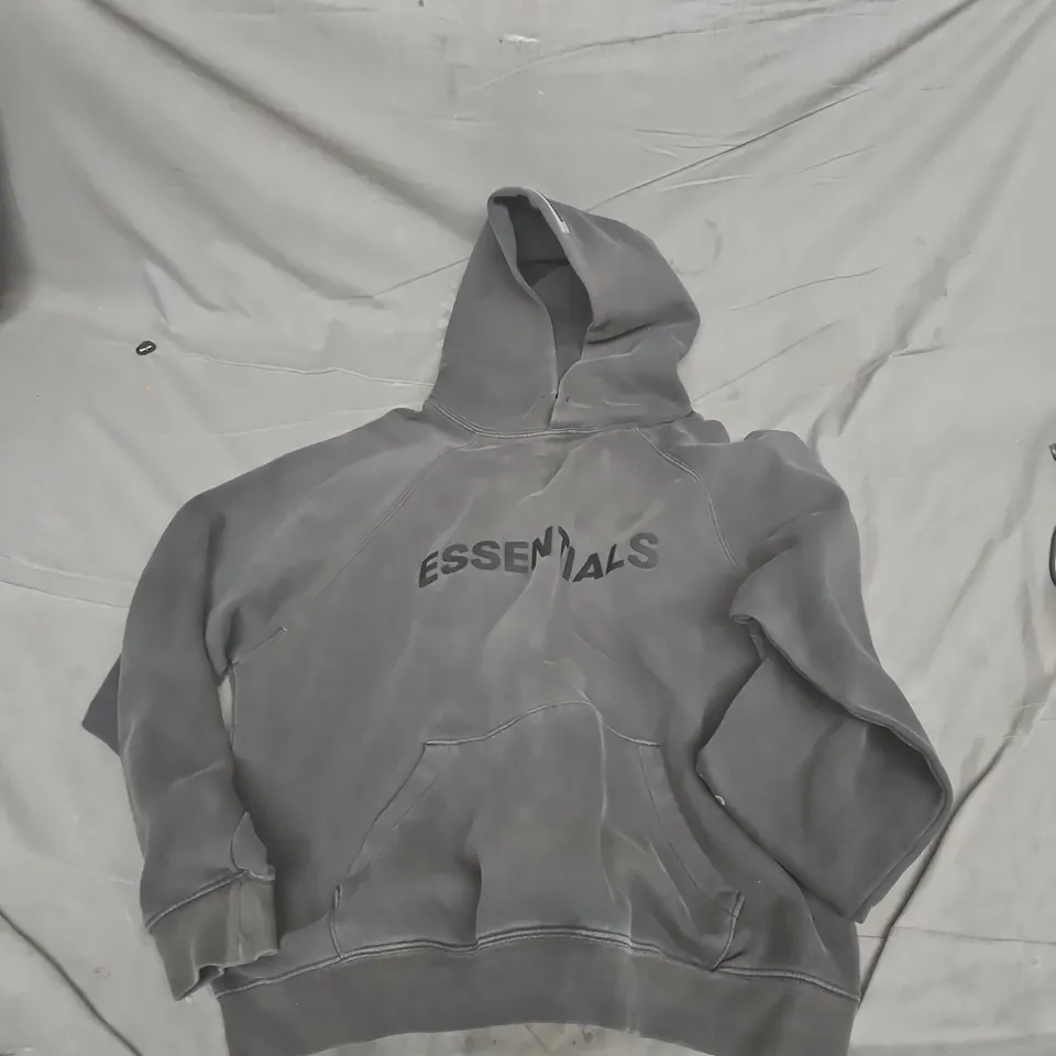 FEAR OF GOD ESSENTIALS HOODIE – TAR PIT GREY 