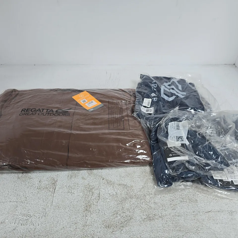 APPROXIMATELY 22 ASSORTED BRAND NEW REGATTA CLOTHING ITEMS IN VARIOUS SIZES, STYLES & COLOURS