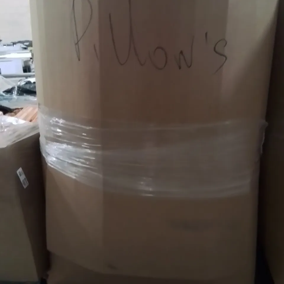 PALLET CONTAINING A LARGE QUANTITY OF PILLOWS