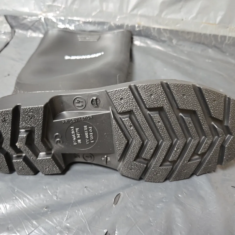 UNBOXED PAIR OF DUNLOP WELLIES IN BLACK - SIZE 7