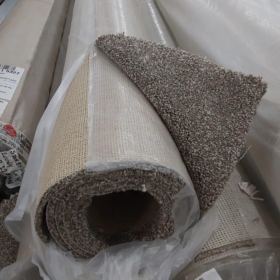 ROLL OF QUALITY PRIMO CHOICE SUPER MUSTANG CARPET // SIZE: APPROXIMATELY 2.75 X 4m