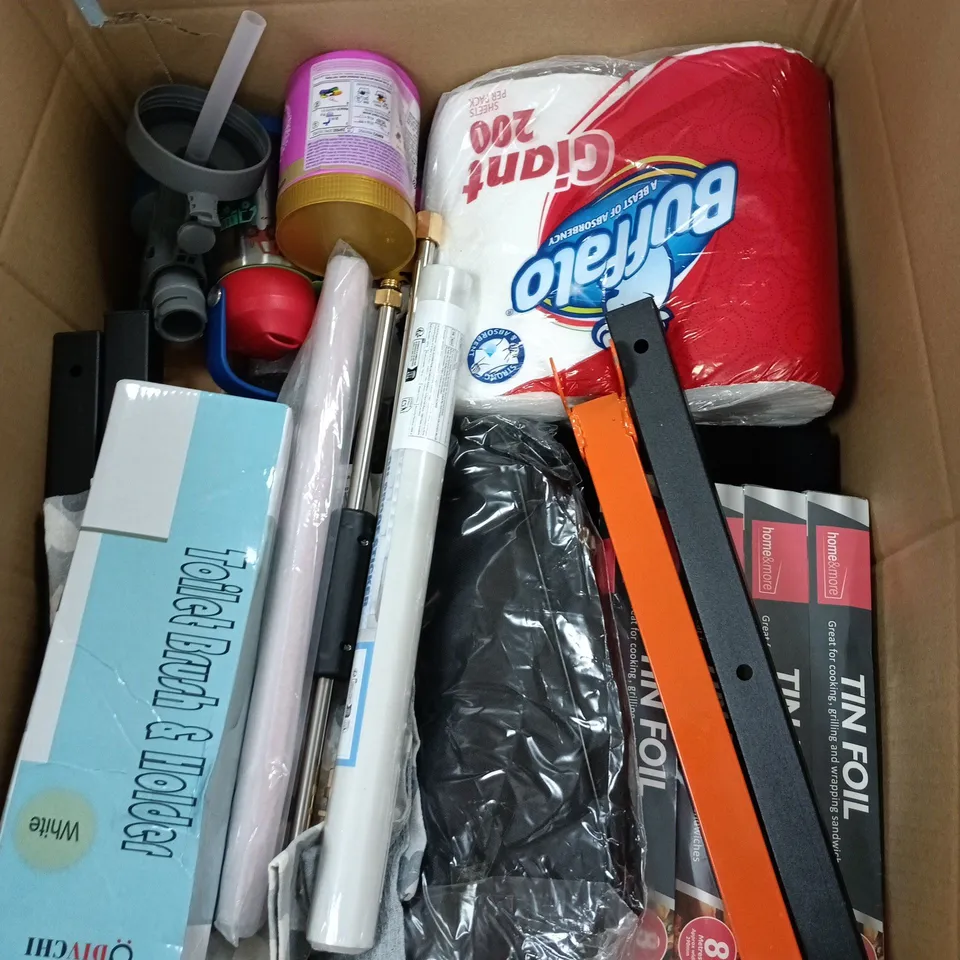 BOX OF APPROXIMATELY 25 ASSORTED ITEMS INCLUDING A HOME CONNECTION TEA TOWEL, A POLAR GEAR SOFT SPOUT BOTTLE AND HOME&MORE TIN FOIL