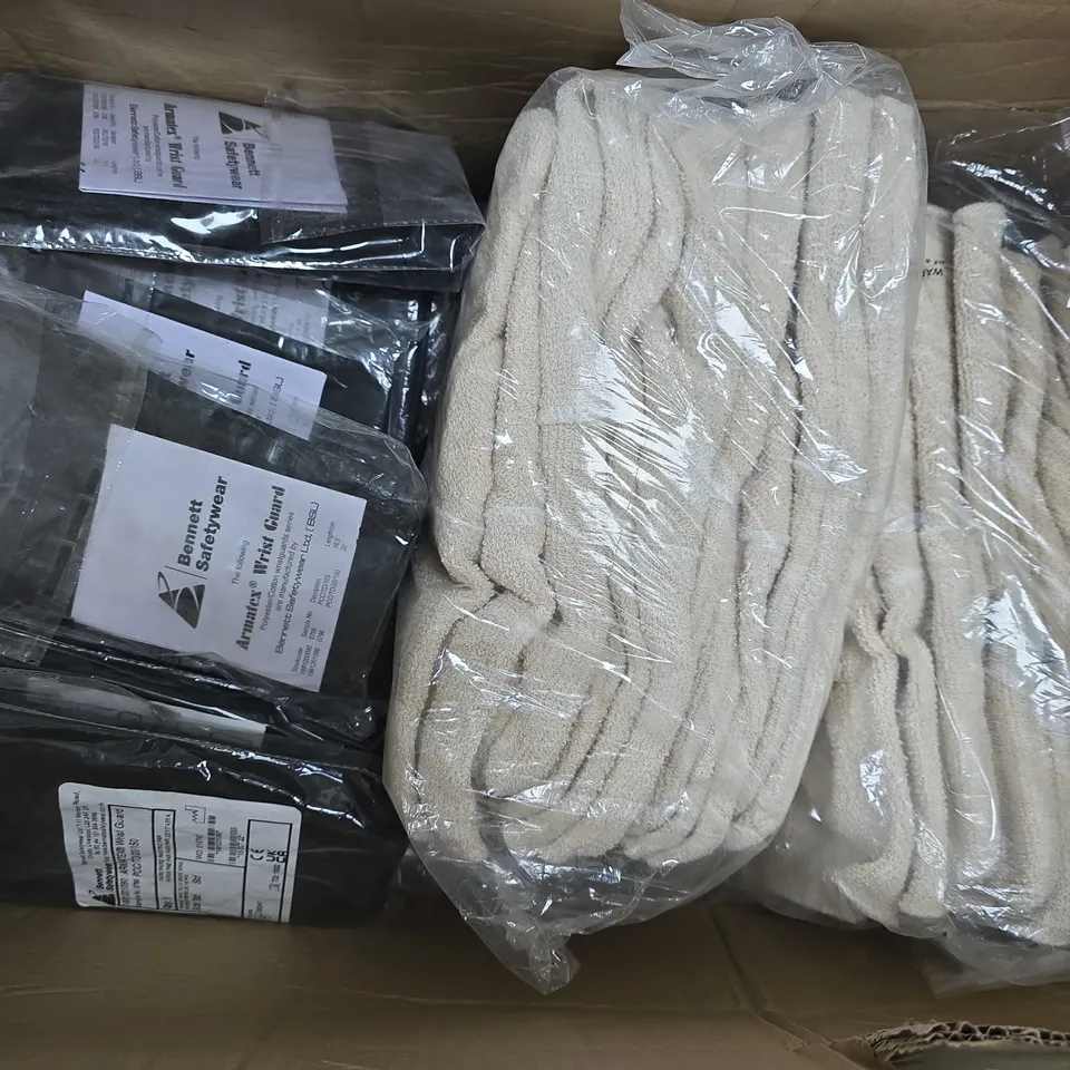 APPROXIMATELY 15 ASSORTED SAFETY CLOTHING ITEMS TO INCLUDE ARMATEX WRIST GUARDS & HEAT RESISTANT TERRYCLOTH GAUNTLETS