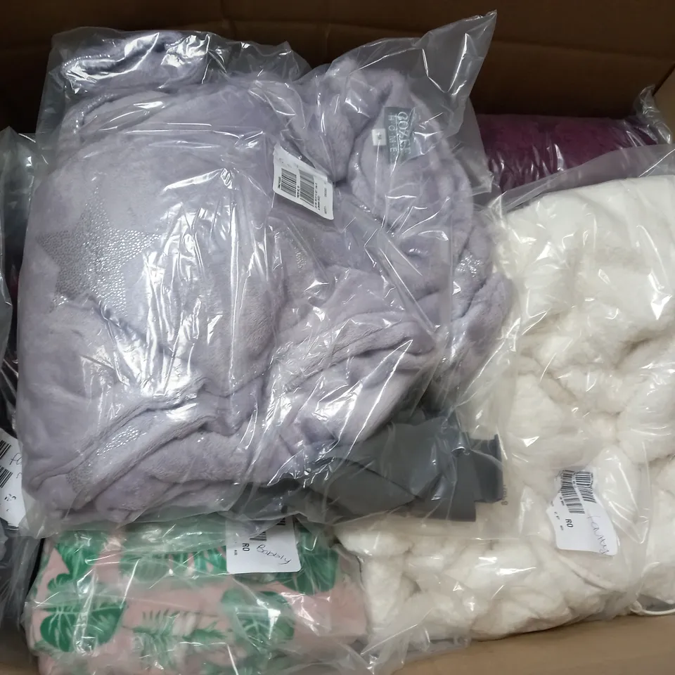 BOX OF APPROX 10 ASSORTED CLOTHING ITEMS TO INCLUDE - COZEE HOME - D&CO - JOULES CLOTHING ECT