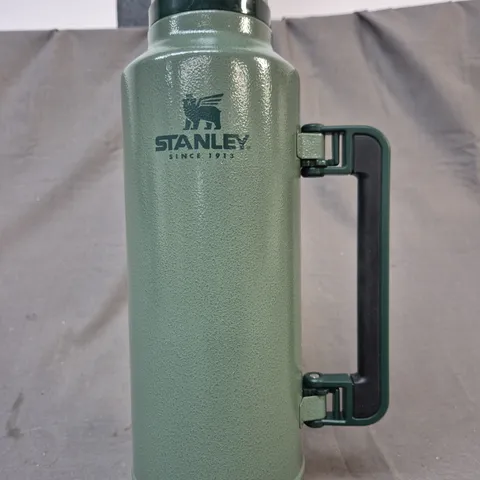 BOXED STANLEY LEGENDARY CLASSIC BOTTLE (1.9L)