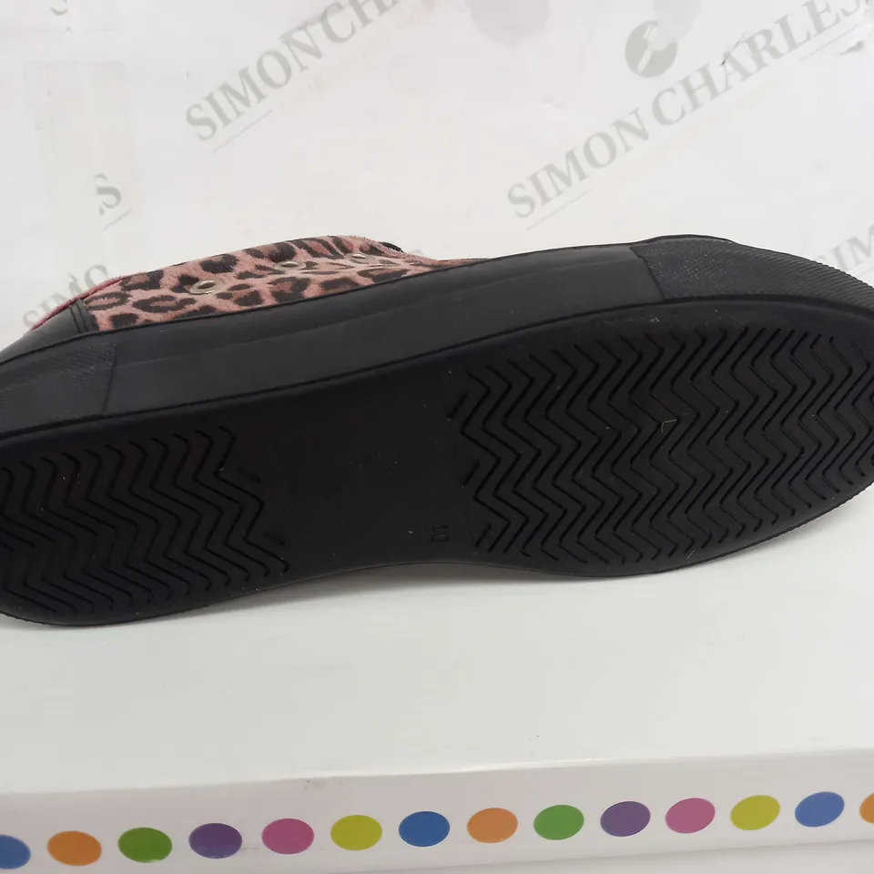 BOXED PAIR OF ADESSO PINK ANIMLA PRINT TRAINERS SIZE 7