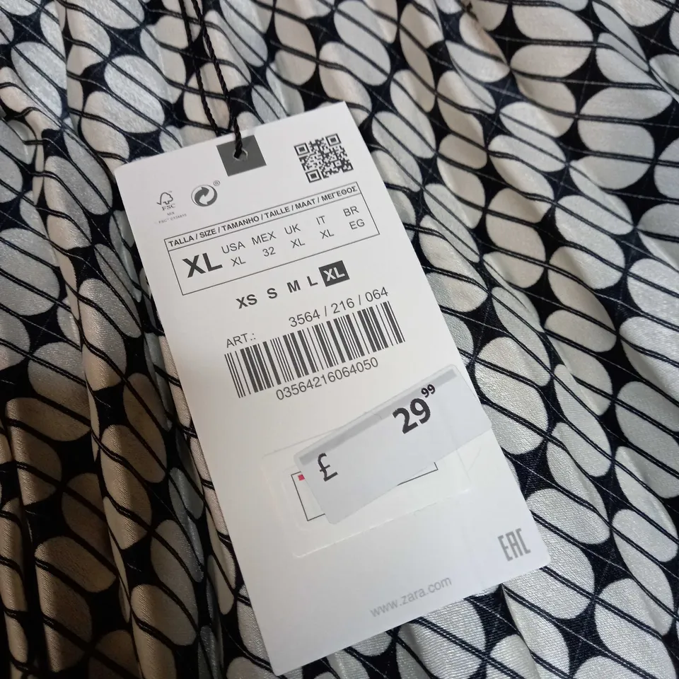 ZARA IVORY/BLACK PRINT PLEATED SKIRT - XL